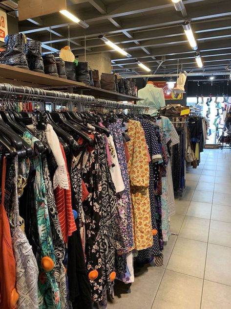 The Best Thrift Stores and Vintage Shops in Athens Shopping In Athens Greece, Shopping In Greece, Athens Outfit, Athens Greece Outfit, Greece Shopping, Athens Shopping, Athens Street Style, Athens Vacation, Vintage Store Ideas