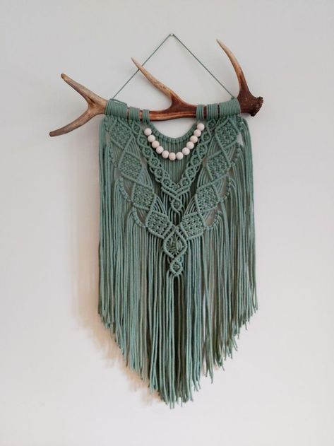 Bone Macrame, Unique Macrame Ideas, Antler Macrame, Antler Wall Hanging, Deer Antler Crafts, Diy Projects To Make And Sell, Antlers Decor, Antler Crafts, Garland Ideas