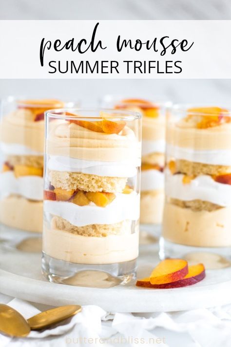 Mousse Trifle, Peach Trifle, Summer Trifle, Trifle Bowl Recipes, Peach Mousse, Parfait Desserts, Parfait Recipes, Trifle Desserts, Dessert In A Jar