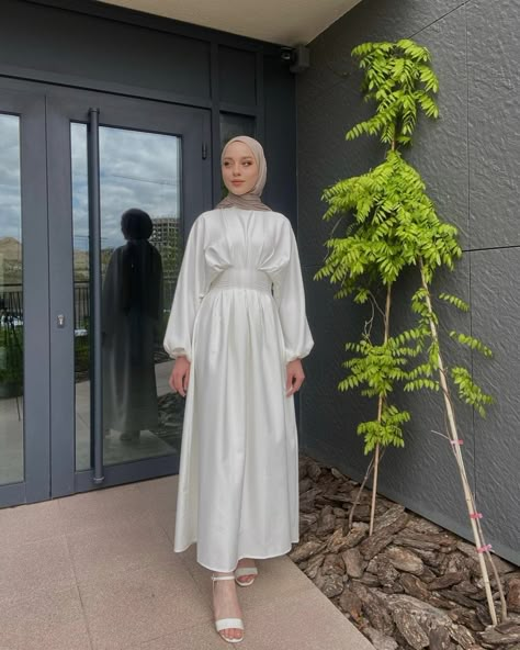 Graduation Dress University Hijab, Elegant Fashion Aesthetic, Satin Dress Hijab, Dress Wisuda, Gown Aesthetic, Hijabi Dresses, Braidsmaid Dresses, Bella Square, Cotton Hijab