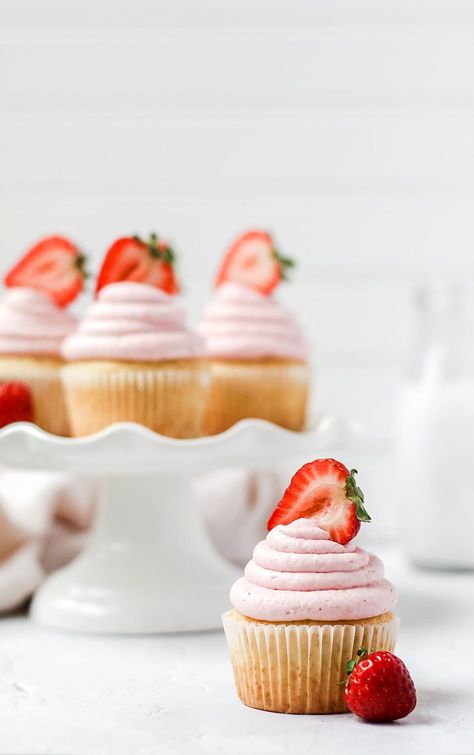 Essen, Strawberries And Cream Cupcakes, Strawberry Whipped Cream Frosting, Cake Flour Substitute, Fresh Strawberry Recipes, Strawberry Whipped Cream, Cream Cupcakes, Strawberry Frosting, Whipped Cream Frosting