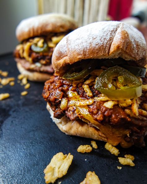 Chili Cheese Burgers - Rushing to the Kitchen Chili Cheese Burger, Chili Burger, Burger Recipes Beef, Cheese Burgers, Juicy Burgers, Chipotle Chili Powder, Breakfast Specials, Cheese Burger, Crispy Onions