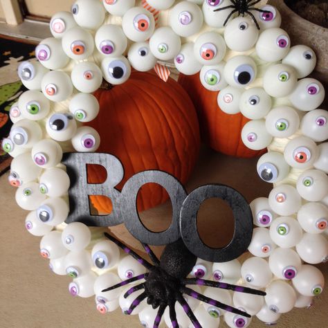 Halloween Eye Decor, Eye Wreath Halloween, Google Eyes Halloween, Eye Ball Halloween Decorations, Halloween Eyes Decorations, Eyeball Wreath Halloween, Ghost Wreath Diy, Halloween Diy Wreath, Diy Halloween Eyeballs