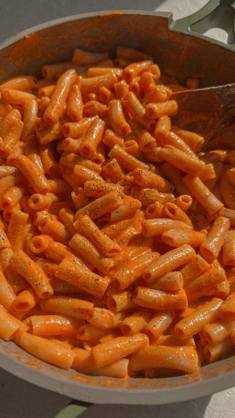 Mia Swinehart, MS, RD, LDN on Instagram: "Red pepper pasta sauce ready in minutes! When you want to sneak in more veggies but also want pasta 🍝 This is one of my go-to weeknight dinner recipes! RECIPE: 10–12 oz pasta of choice 1 cup packed roasted red peppers from the jar (drained) 1/2 cup marinara sauce 1 tbsp olive oil 3 cloves of garlic 1/2 tsp Italian seasonings Salt and pepper, to taste Optional: red pepper flakes 1/2 cup heavy cream 1/2 cup low sodium veggie broth 1/2 cup parmesan ... Creamy Red Pepper Pasta, Roasted Red Pepper Pasta Sauce, Pepper Pasta Sauce, Red Pepper Pasta Sauce, Lunch Stuff, Paleo Recipes Lunch, Aesthetic Baking, Red Pasta, Weeknight Dinner Recipes