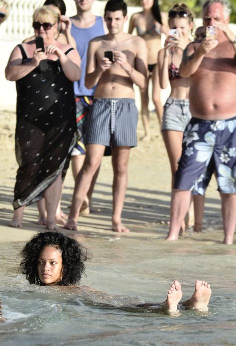 This Is What It’s Like To Be Rihanna Bathing In The Ocean Story Funny, Mode Rihanna, Paper Magazine, Rihanna Style, Bad Gal, Rihanna Fenty, Crazy Funny, Step Moms, Shakira