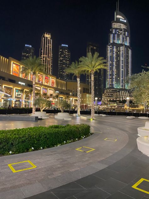 Dubia Pictures Night, Dubai Night Aesthetic, Dubai Mall Aesthetic, Dubai City Night, Dubai Background, Dubai Marina Night, Dubai Lights, Mall At Night, Dubai Aesthetic Night