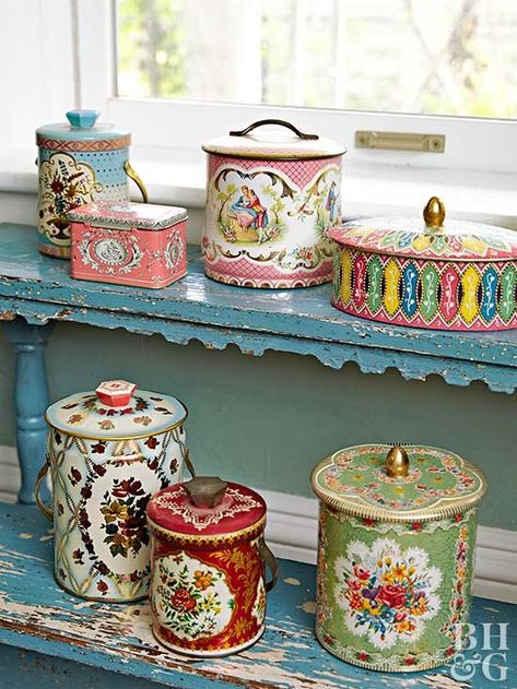 Decorating With Vintage Tins, Item Aesthetic, Home Decor Ideas Vintage, Decorative Plates Display, Vintage Home Decor Ideas, Vintage Tins Canisters, Old Tins, Vintage Home Interior, Vintage Pots