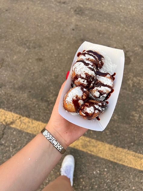 Carnival Snacks Fair Foods, Fried Oreo, Carnival Desserts Fair Foods, Fair Foods Carnival Eats, Fair Food, Carnival Funnel Cake Aesthetic, Texas State Fair Food, Fun Fair Aesthetic Night Food, Carnival Snacks