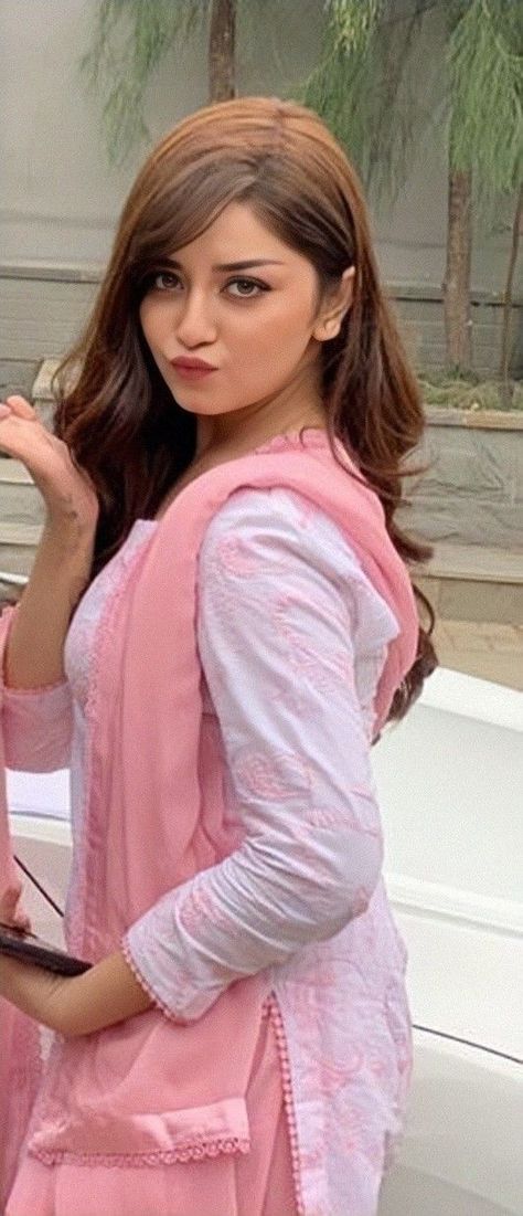 Pink Shalwar Kameez, Alizey Shah, Alizeh Shah, Bollywood Designer Sarees, Girls Dps, Pakistani Drama, Stylish Party, Pakistani Actress, Shalwar Kameez