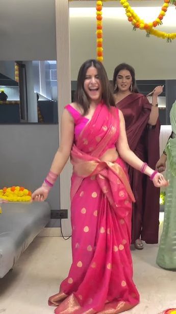 Pink Saree Look Indian Weddings, Trendy Indian Outfits Weddings, Indian Reception Look, Chammak Challo Dance, Saree Look Traditional, Latest Trendy Sarees, Trendy Wedding Outfits, Pink Saree Look, Trendy Sarees For Wedding