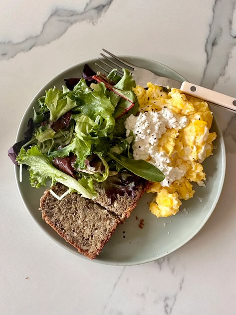 Five breakfast recipes with over 30 grams of protein Ezekiel Bread Breakfast Ideas, 30 Gram Of Protein Breakfast, Diet Breakfast Aesthetic, Glp-1 Breakfast Ideas, 20 Grams Protein Breakfast, Low Insulin Breakfast, 50 G Protein Breakfast, Dairy Free Breakfast Meal Prep, Loss Weight Meal Breakfast