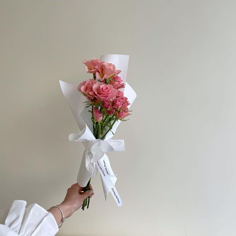 Mini Roses Bouquet, Mini Floral Bouquets, Small Flower Bouquet Aesthetic, Minimal Flower Bouquet, Mini Bouquet Flowers, Small Rose Bouquet, Mini Rose Bouquet, Mini Flower Bouquet, Small Bouquet Of Flowers