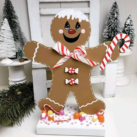 Natal, Diy Ginger Bread Decorations, Diy Cardboard Gingerbread Man, Diy Gingerbread Decorations Outside, Diy Giant Gingerbread Man, Gingerbread Christmas Decor Diy, Diy Gingerbread Decor, Cardboard Gingerbread Man, Gingerbread Crafts Diy