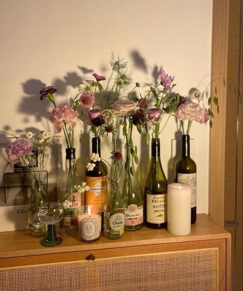 Organic Studio Apartment, Flowers On Dressers, Spring Decor Boho, Plant In Bottle Ideas, Plant Decor Party, Summer Decor Aesthetic, Aesthetic Summer Room Ideas, Flowers In Bedroom Aesthetic, Cute Vintage Decor