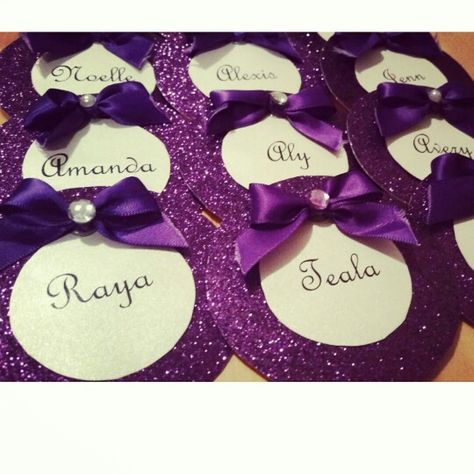 Recruitment Nametags ! Founding sisters- purple gem; exec- crystal gem; actives- pearl Badges For Farewell, Handmade Badges For Farewell, Farewell Badge Ideas, Creative Badges Ideas, Bsf Gifts, Recruitment Name Tags, Locker Name Tags, Event Badge Design, Freshers Party