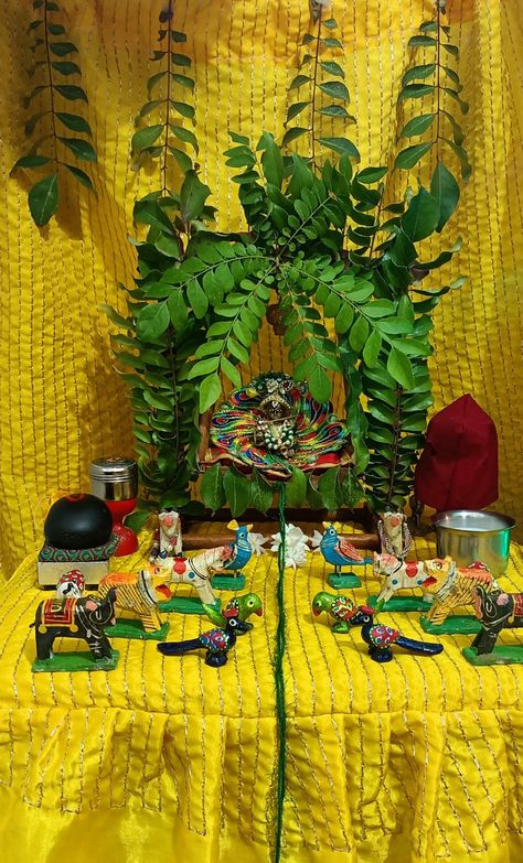 Flower Hindola Decoration, Hindola Decoration Ideas Swaminarayan, Janmastami Decorations At Home Simple, Janmashtami Decoration Ideas Home Simple, Ganesha Craft, Jhula Decoration, Arti Thali Decoration, Aarti Thali, Krishna Dress