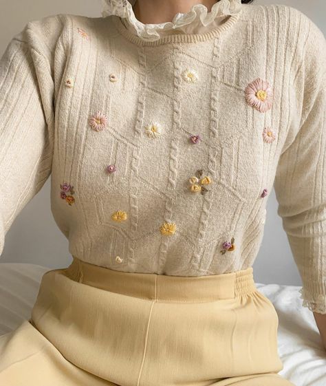 Look Retro, Cottagecore Fashion, Embroidery On Clothes, White Sweater, Outfits Casuales, Parisian Style, Look Cool, Aesthetic Fashion, Look Fashion