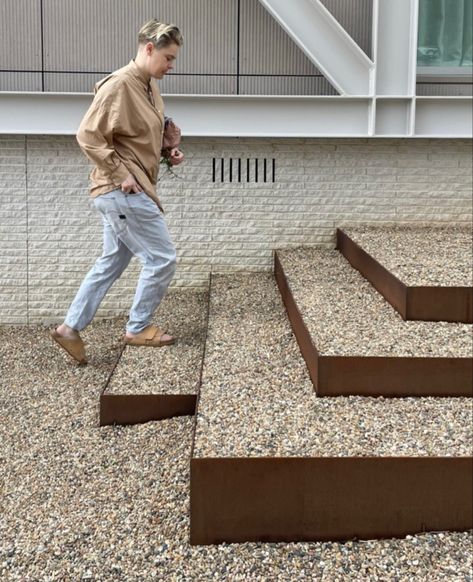 Gravel Stairs Garden, Steel Edging Steps, Corten Steel Steps, Modern Industrial Landscaping, Gravel Entryway, Stone Stairs Garden, Corten Steps, Corten Stairs, Gravel Stairs