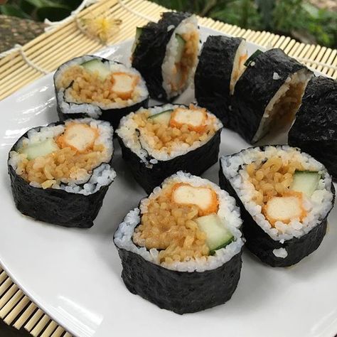 resep sushi indomie dan cara membuat sushi isi indomie goreng lengkap bahan-bahan membuat sushi mie goreng ala resto dan proses pembuatan sushimie anak kost Resep Sushi, Cooking Tutorials, Sushi Bar, Yokohama, Personal Blog, Indonesia, Instagram Photos, Ethnic Recipes, Instagram