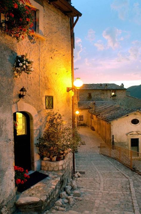 Abruzzo Italy, Beaux Villages, Beautiful Places To Visit, Dream Destinations, Italy Travel, Dream Vacations, Beautiful World, Old Town, Wonders Of The World