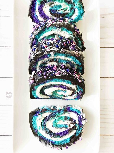 Galaxy Desserts, Teal Cake, Swiss Roll Cakes, Galaxy Cake, Cake Roll Recipes, 귀여운 음식 그림, Swiss Roll, Roll Cake, Köstliche Desserts