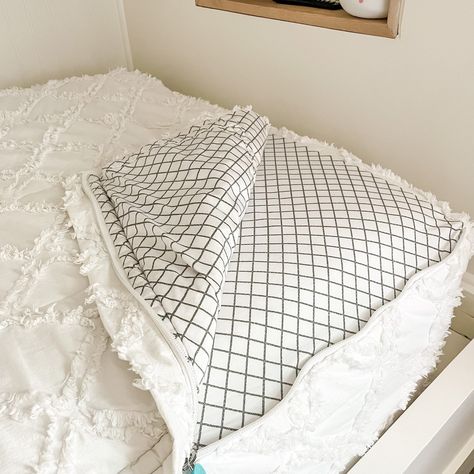 Beddy's - The Zipper Bedding That Makes Itself In One Easy Step — The Simply Distressed Rv Zipper Bedding, Day Bed Trundle, Bed Day, Room Wishlist, Camper Beds, Zipper Bedding, Huge Houses, Studio Apt, Comfy Blankets