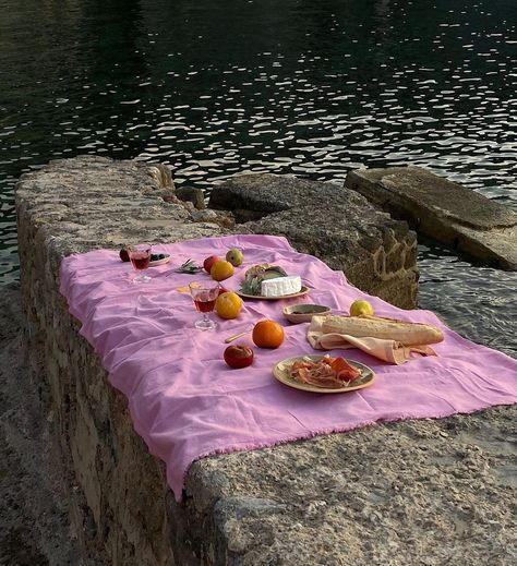 Afternoon picnic with our beach blanket in Magenta which is back in stock 🍸 | Instagram Juan Les Pins, Supper Club, Italian Summer, Us Beaches, A Picnic, Northern Italy, Jolie Photo, Summer Feeling, American Beauty