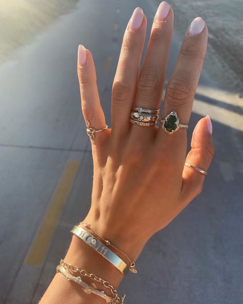 Vintage Ring Stacking, Rings Inspiration Hand, Steph Bohrer Rings, Vintage Ring Stacking Ideas, Gold Rings Stacks, Cool Ring Stacks, Aesthetic Ring Stack, Boho Ring Stack, Daily Ring Stack