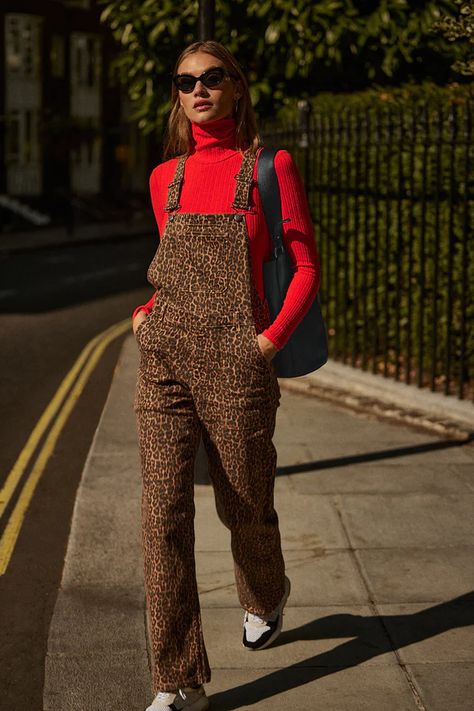 Les must-have de la saison - Balzac Paris Salopette Outfit, Dungaree Outfit, Fall Fashion Coats, Leopard Outfits, Color Trends Fashion, Relaxed Outfit, Animal Print Fashion, Feminine Silhouette, Ribbed Bodysuit