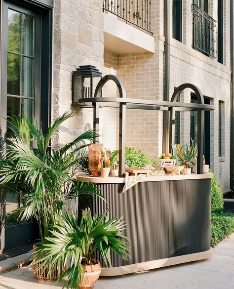 the dane bar cart⁠ ⁠ planning + design: @laurynprattes⁠ photography: @audrawrisleyassociates⁠ caterer: @heirloomdc⁠ design + decor: @socialsupplydesign⁠ #eventrental #eventstyle #eventfurniturerental #eventsplanning #eventrentals Terrace Seating, Mobil Bar, Diy Cart, Bars Ideas, Coffee Bar Wedding, Bar Corner, Bar Mobile, Glitter Bar, Experiential Design