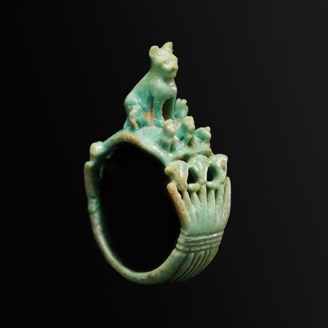 Ring with Cat and Kittens | Ramesside/Third Intermediate Period | The Met Egyptian Ring, Unity Ring, Ancient Library, Ancient Jewellery, Heraklion, Egyptian Culture, Egyptian Jewelry, Ancient Mysteries, Classic Image