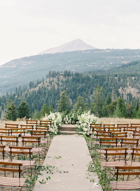 Photography: http://omalleyphotographers.com | Read More: https://www.stylemepretty.com/2018/03/29/outdoor-wedding-ceremony-ideas/ #weddingbells Mountaintop Wedding, Mountain Top Wedding, Venue Wedding, Outdoor Wedding Ceremony, Wedding Guide, Wedding Planners, Mountain Wedding, Outdoor Ceremony, Wedding Themes