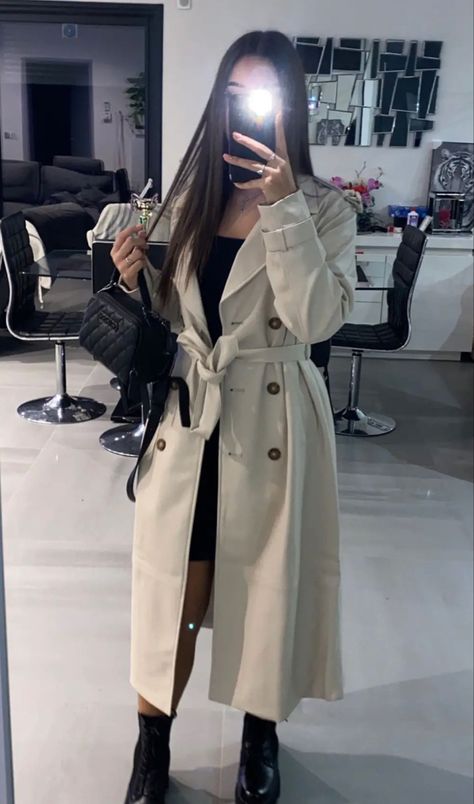 Long Belted Coat, Zara Outfit 2023 Winter, Trench Coat With Dress, Outfit Mantel, Outfit Manteau, Trenchcoat Outfits, Long Trench Coat Outfit, Outfit Trenchcoat, Casual Trench Coat Outfit