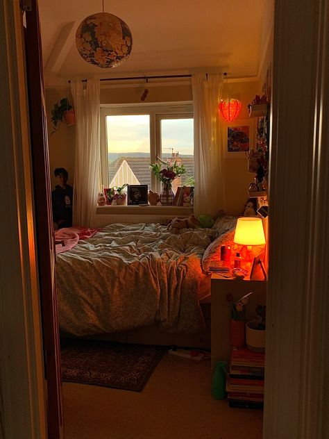 Small Retro Bedroom, Bed By Window Aesthetic, Types Of Bedroom Aesthetics, Big Bed Small Room, Orange Walls Bedroom, 70s Inspired Room, Yellow Room Aesthetic, Bedroom Ideas Country, Warm Lighting Bedroom