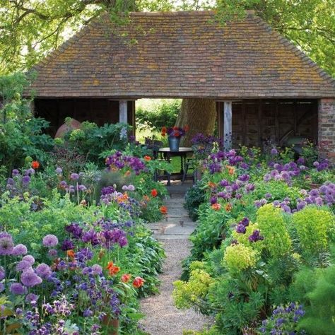 sarah-raven Sarah Raven, Cottage Garden Design, Backyard Diy, French Garden, Garden Borders, Gorgeous Gardens, Garden Lovers, Garden Cottage, Country Gardening