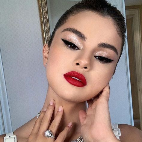 Festival Makeup Tutorial, Selena Gomez Makeup, Festival Makeup Rave, Festival Makeup Glitter, Red Lip Makeup, Marc Jacobs Beauty, Makeup Tutorial Video, Makijaż Smokey Eye, Festival Makeup