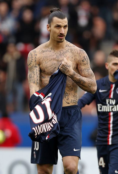 Zlatan Ibrahimović Has Fifty Names Tattooed On To His Body For World Food Programme Sports Predictions, Ronaldo Football, Zlatan Ibrahimovic, Best Football Players, Football Highlight, Football Is Life, Zlatan Ibrahimović, Fantasy Football, Paris Saint-germain