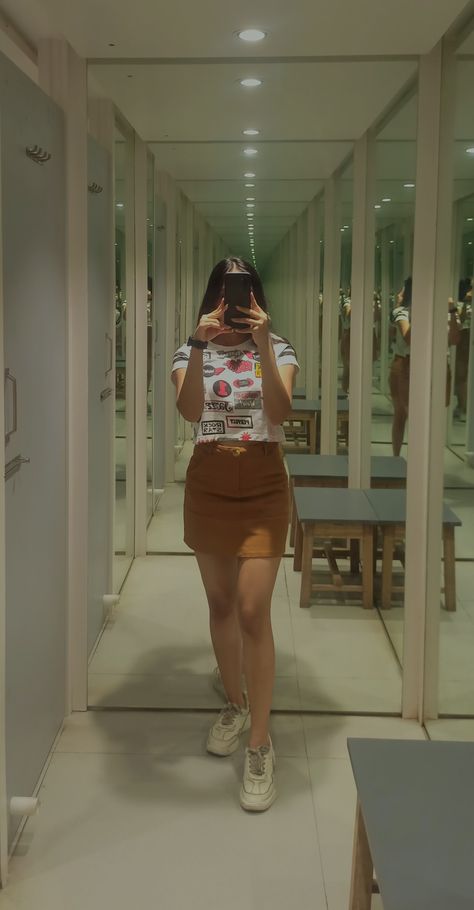 Aesthetic Pics Of Women, Mirror Selfie Indian Dress, Trail Room Mirror Selfie, Mirror Selfie Aesthetic Girly, Girls Selfish Dp, Mirror Selfie Girlie, Mirror Selfie Dress Outfit, Hide Mirror Selfie, Indian Girl Mirror Sefile