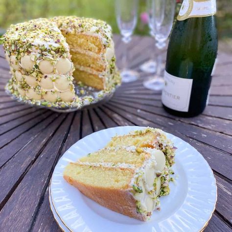 Lindt Chocolate Cake, White Chocolate And Pistachio, Pistachio Cake Recipe, White Chocolate Icing, Vanilla Buttercream Icing, Cake With White Chocolate, White Chocolate Shavings, White Chocolate Buttercream, White Chocolate Cake