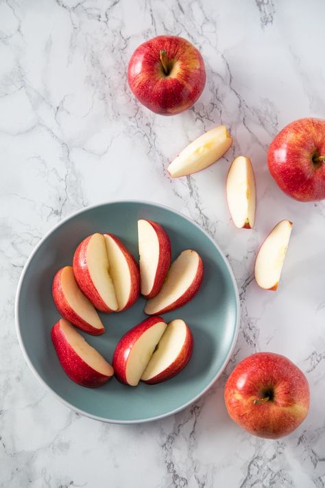 Keep Apples From Turning Brown, Apples Slices, Keep Apples From Browning, Fruit Hacks, Fondue Dinner, Sliced Apple, Apple Slice, Brown Apple, Foods With Iron