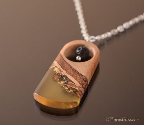 Wood Jewelry Diy, Wooden Jewelery, Wood Resin Necklace, Wood Jewelery, Driftwood Jewelry, Epoxy Resin Diy, Wood Resin Jewelry, Amber Resin, Resin Jewelry Diy