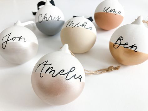 Natal, Paint Your Own Bauble Ideas, Ceramic Bauble Decoration Ideas, Ceramic Christmas Baubles, Handmade Christmas Baubles, Christmas Bauble Ideas, Diy Baubles, Bauble Ideas, Ceramic Baubles