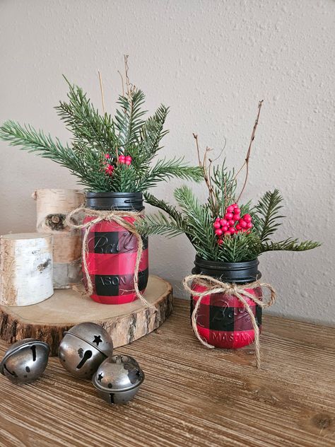 Accent your home with these adorable red buffalo plaid mason jars. Perfect for small tables and shelves or your tiered tray. They also make wonderful gifts or use them as a table top centerpiece at your next event.  Each mason jar is hand painted with a red and black buffalo check pattern and then sealed with multiple coats of protective finish. The jar is then accented with jute twine to give it a rustic touch. Each mason jar can be purchased alone or with your choice of floral. JAR SIZES - Hal Christmas Party Centerpieces Diy, Christmas Party Centerpieces, Party Centerpieces Diy, Mason Jar Pumpkin, Jars Crafts, Buffalo Check Christmas Decor, Mason Jar Christmas Crafts, Buffalo Plaid Decor, Plaid Christmas Decor