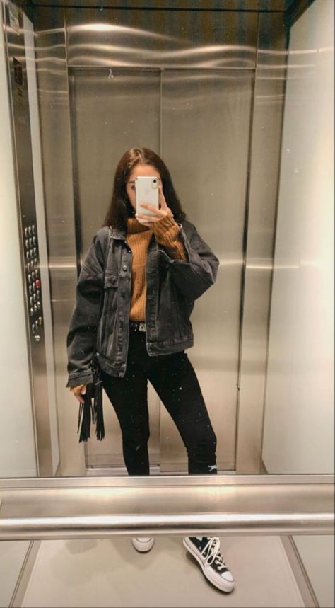 Faded Black Denim Jacket Outfit, Styling Black Jean Jacket, Dark Grey Jean Jacket Outfit, Oversize Black Denim Jacket Outfit, Uni Girl Outfit, Grey Jean Jacket Outfit, Oversized Black Jean Jacket Outfits, Black Denim Jacket Outfit Women, Oversized Black Denim Jacket Outfit