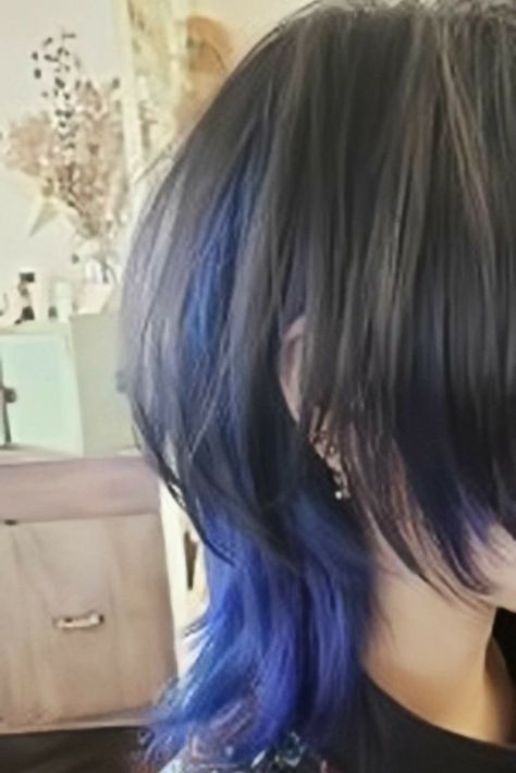 Blue And Black Wolfcut, Wolfcut With Blue Highlights, Wolfcut Hair Color, Wolfcut Colored Hair, Scaramouche Hairstyle, Scaramouche Hair, Short Jellyfish Hair, Scaramouche Haircut, Blue Short Hair