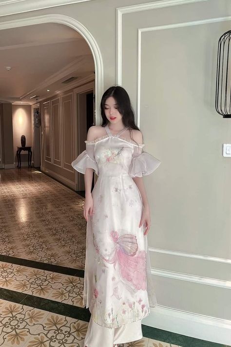 Vietnamese Wedding Guest Outfit, Pretty Ao Dai, Ao Dai Vietnamese Aesthetic, Pink Whimsical Dress, Aesthetic Ao Dai, Vietnamese Fashion Modern, Modern Ao Dai Fashion Street Styles, Cheongsam Aesthetic, Ao Dai Aesthetic