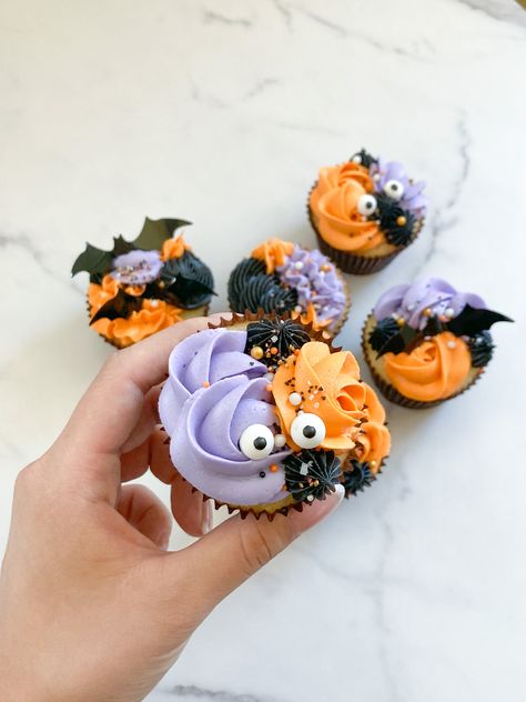 Spooky and cute Halloween purple and orange cupcakes Orange And Purple Cupcakes, Halloween Black Cupcakes, Hallowe’en Cupcakes, Purple And Black Halloween Birthday Cake, Purple And Orange Halloween, Halloween Bakes, Halloween Cupcakes Purple And Orange, Halloween Purple, Purple Cupcakes