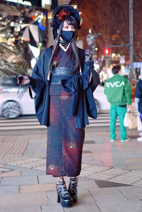 New Years Kimono, Kimono Street Fashion, Taisho Era Fashion, Traditional Japanese Fashion, Japanese Kimono Women, Kimono Street Style, Taisho Roman, Dragon Kimono, Kimono Aesthetic