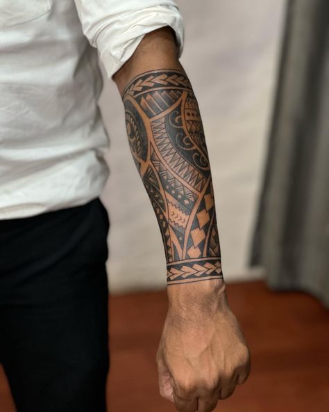 Back Tattoos For Guys Upper, Trible Tattoos, Polynesian Tattoo Sleeve, Tato Maori, Underarm Tattoo, Half Sleeve Tattoos Forearm, Forearm Band Tattoos, Polynesian Tattoo Designs, Tato Lengan