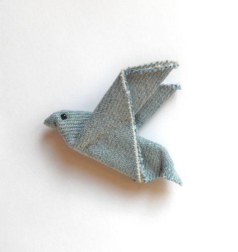 Origami is the art of paper folding. I made this brooch by folding denim from old jeans instead of paper. I used the origami scheme for folding a dove. Patchwork, Fabric Origami Tutorial, Origami Dove, Jeans Crafts, Fabric Origami, Folding Origami, Blue Jeans Crafts, Origami Bird, Fabric Brooch